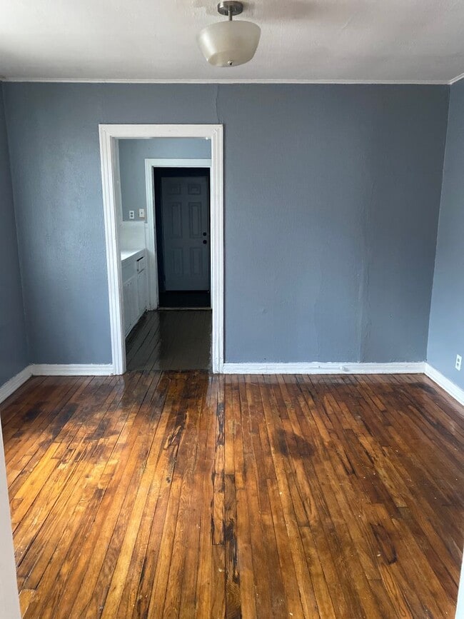 Photo - 2714 Dupont St