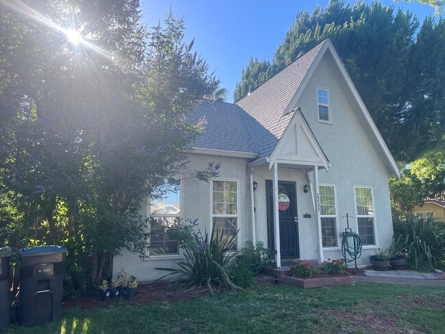 Photo - Cozy 2 bedroom bungalow home near UOP