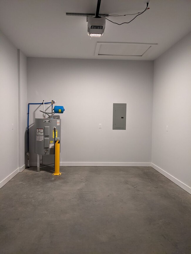 Building Photo - Black Mountain Townhouse Rental