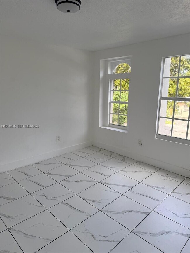 Building Photo - 1652 Madison St Unit 5