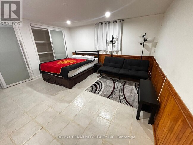 Photo - 537 Steeles Ave W