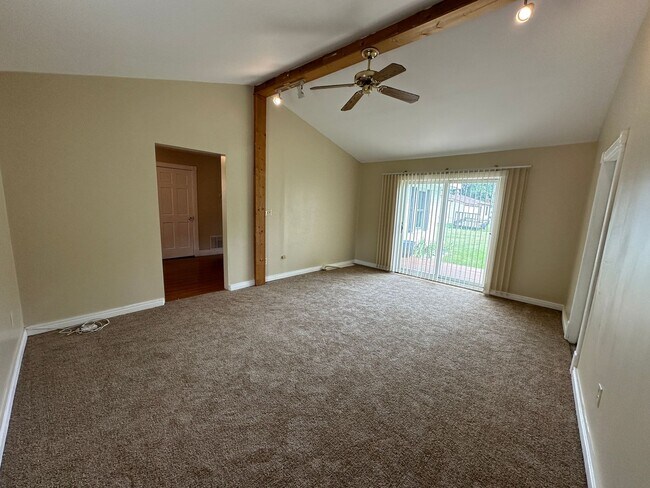 Photo - 145 Roth St SE