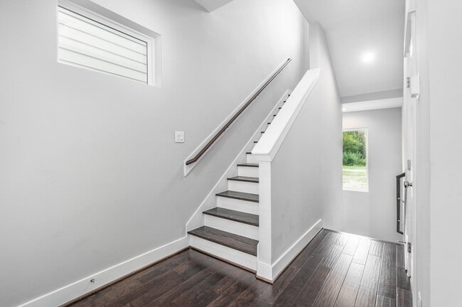 Building Photo - 756 W Donovan St