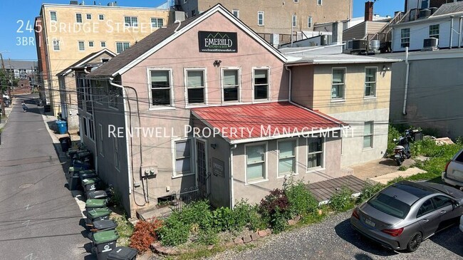 Building Photo - 245 Bridge St Unit 2