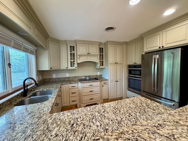 Photo - 732 Hillgate Rd