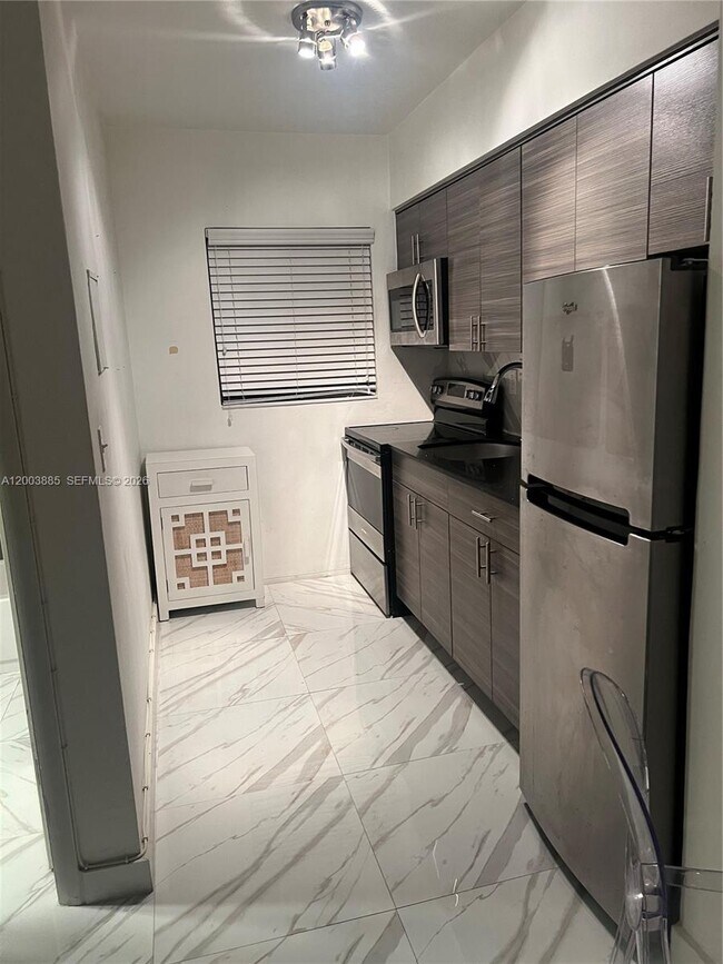 Building Photo - 1611 West Ave Unit 12