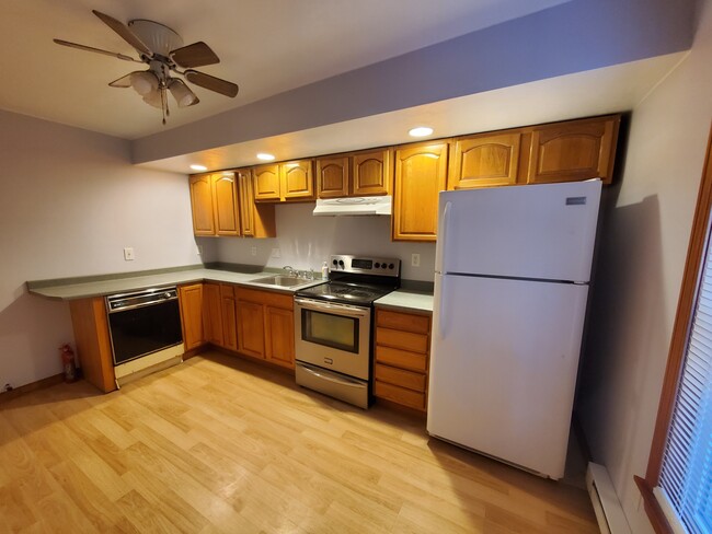 Eat-in Kitchen, has near new appliances. - 1 Ludlow St Apartamentos Unidad 1