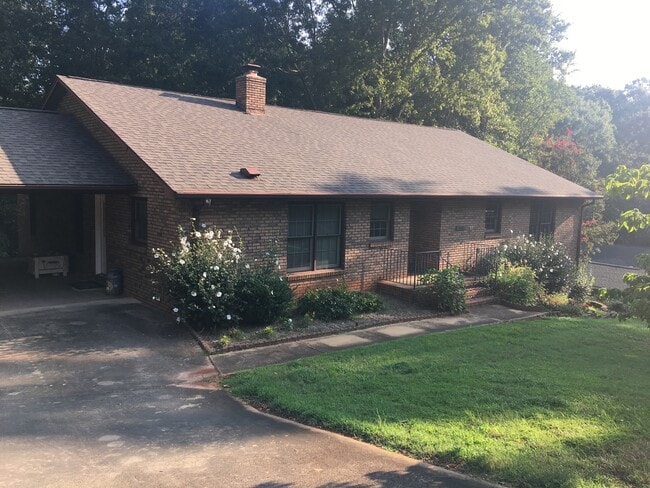 Spacious 3 Bedroom 2.5 Bath home located i... - Spacious 3 Bedroom 2.5 Bath home located i...