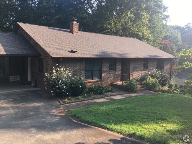 Building Photo - Spacious 3 Bedroom 2.5 Bath home located i...