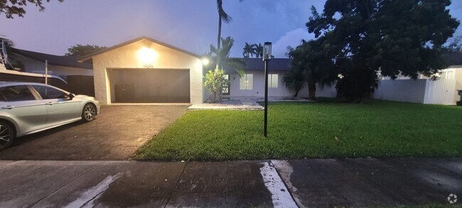 Building Photo - 3 Bed/2 Bath pool home with 2 car garage o...