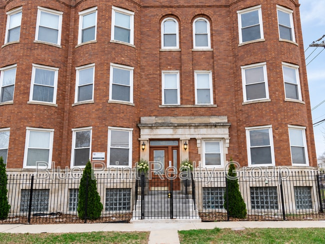 Building Photo - 4712 S St Lawrence Ave Unit 3w