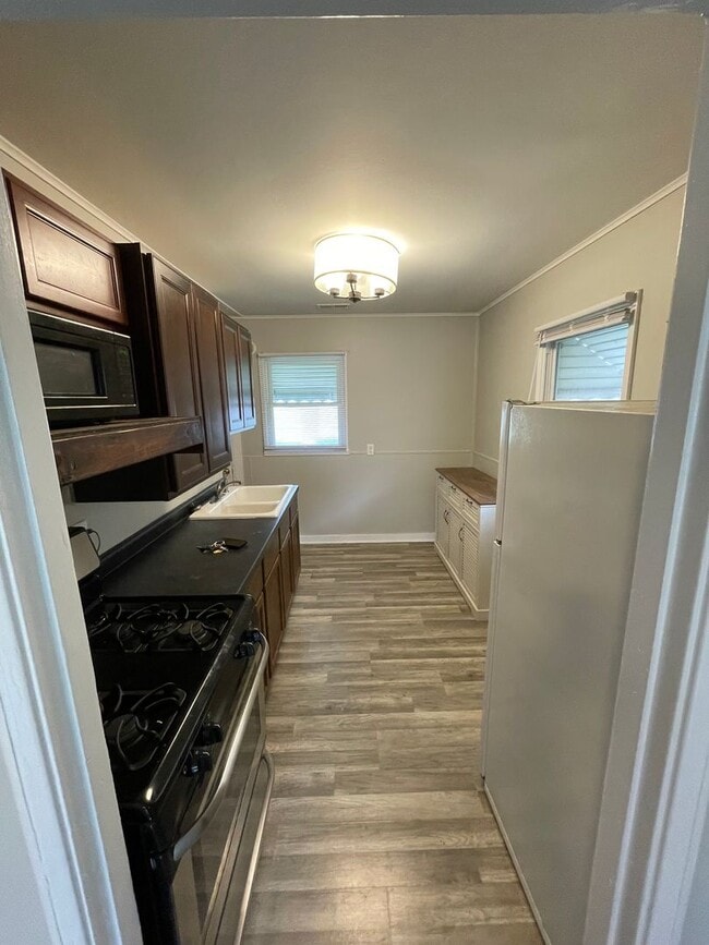 Building Photo - 3 Bedroom Home with Backyard and Garage - ...