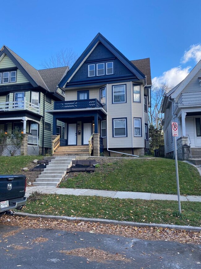 Washington Heights Duplex Townhome Townhome Rental in Milwaukee WI
