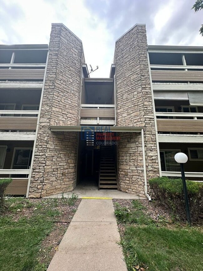 Building Photo - 1075 S Elkhart Way Rental