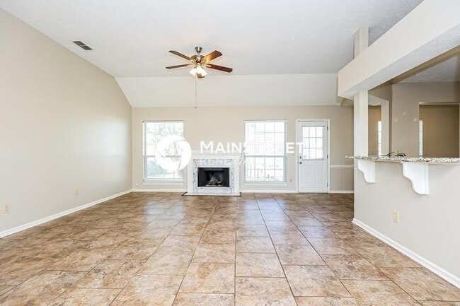 Photo - 3 Bedroom Pet-Friendly Home in La Vergne, TN with Main Street Renewal