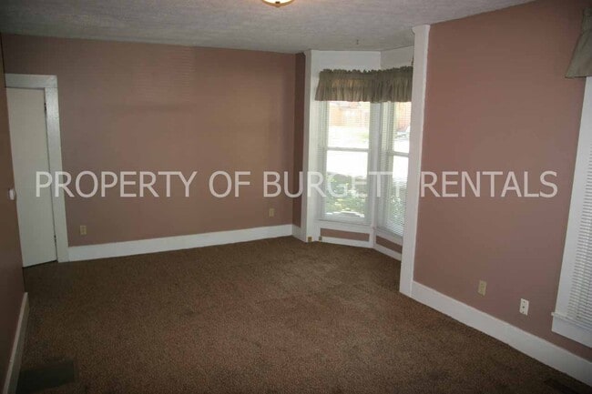 325 W Lutz Ave