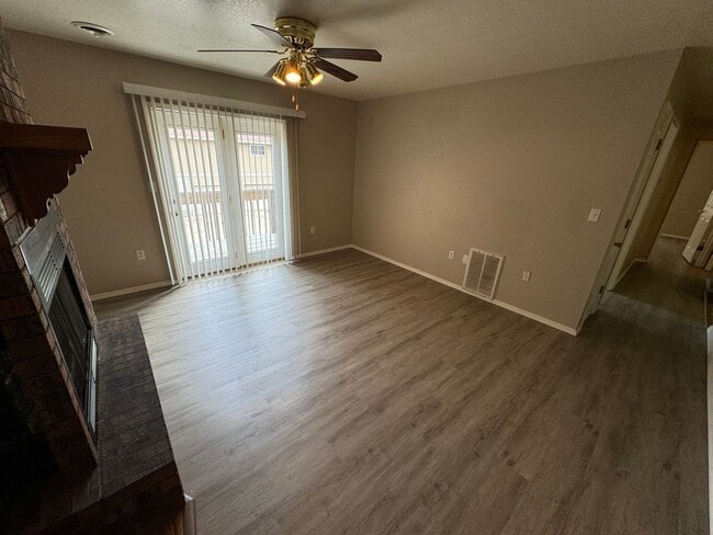 Photo - Updated 2 bedroom one bath Apartment in Oz...