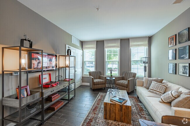 1 habitación, 1,5 baños con estudio - 890 pies cuadrados - The Amsterdam II - Sala de estar - Station Village at Avenel Apartamentos