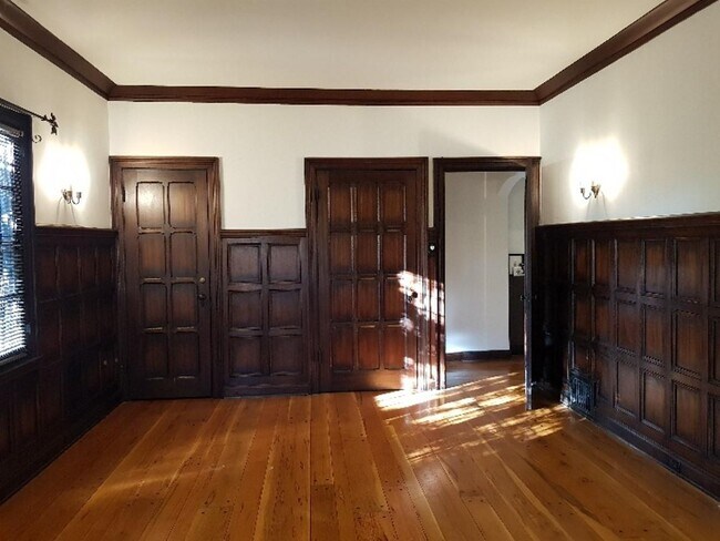 333-4 Living Room Closets - 333 N Sycamore Ave