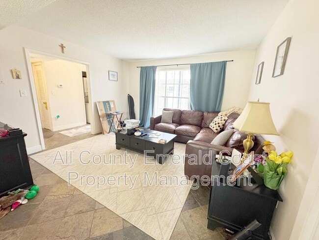 Photo - 105 Country Club Dr