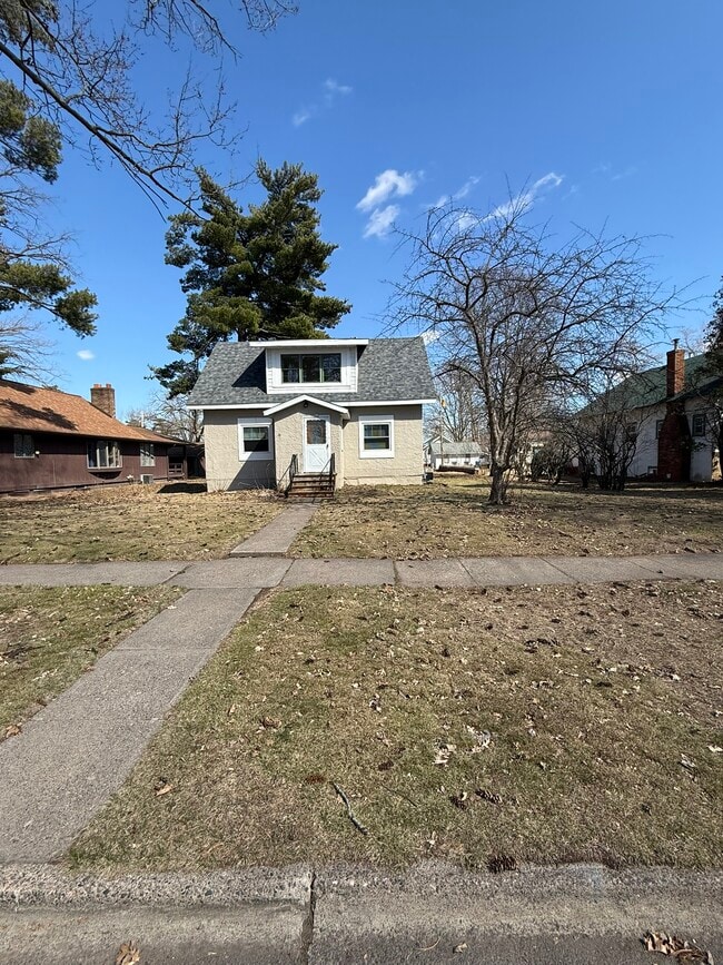 Photo - 823 Craite Ave