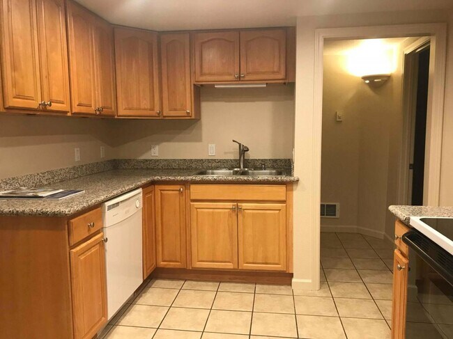 Quarter Deck Apartment - Quarter Deck Apartment Unit 3C