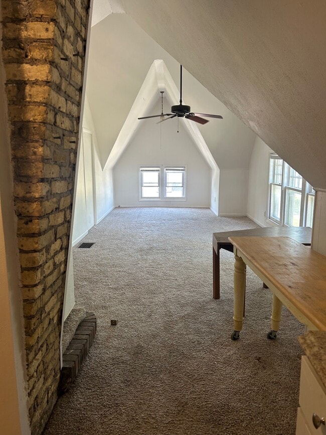 Photo - 2010 N Oakland Ave Unidad C