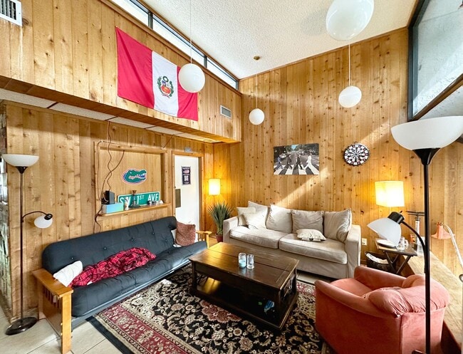 Photo - Huge 6 Bedroom, 3.5 Bathroom House in the ...