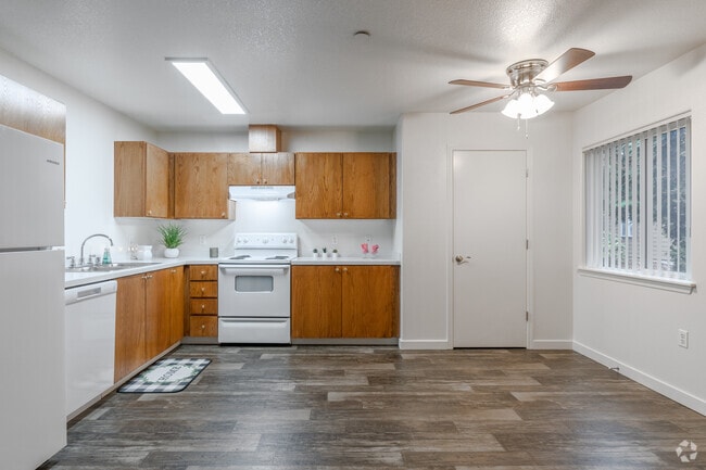 2BR, 2BA - 981SF - Dining Room