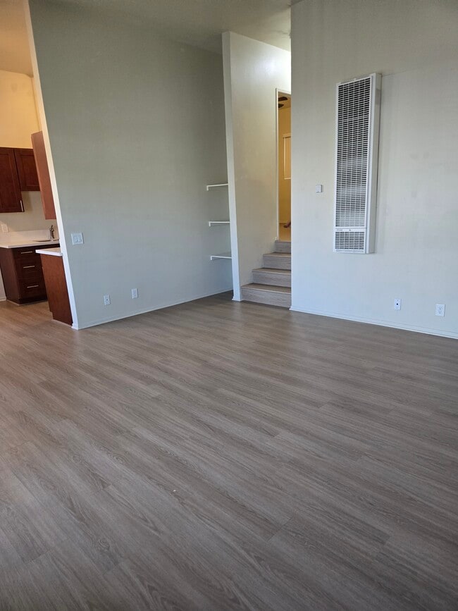 Vista de la puerta principal de la sala de estar - 733 N Hill Pl Unidad #2