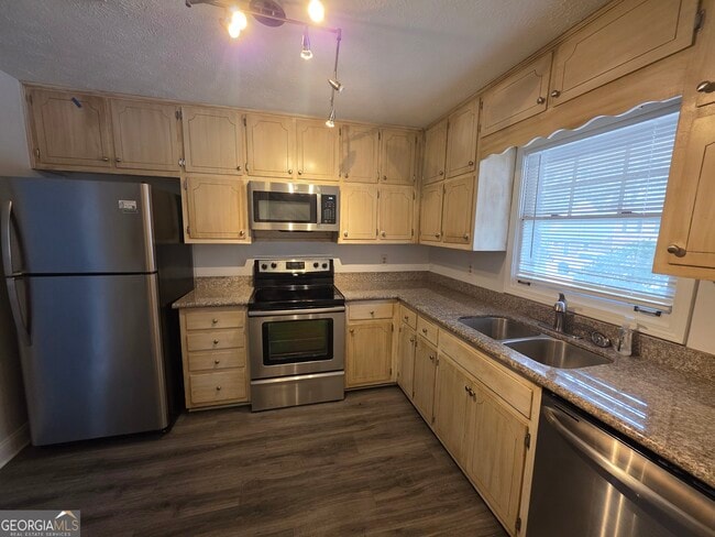 Photo - 405 Williamsburg Way