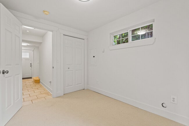 Photo - 910 N 74th St