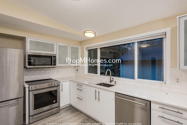 Building Photo - Updated 2 Bedroom Escape in Lake Oswego!