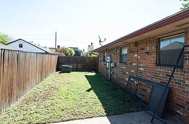 Photo - 3 Bed | 2 Bath | 2 Car Garage - Duplex - UNDER $1000 per month - Putnam City Schools