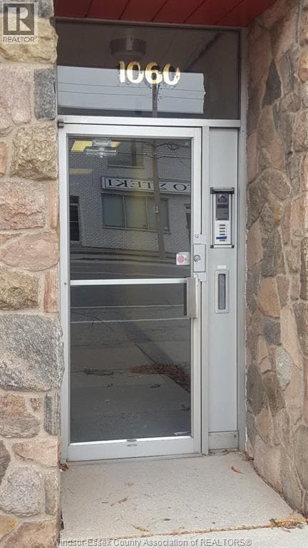 Photo - 1060 University Ave W