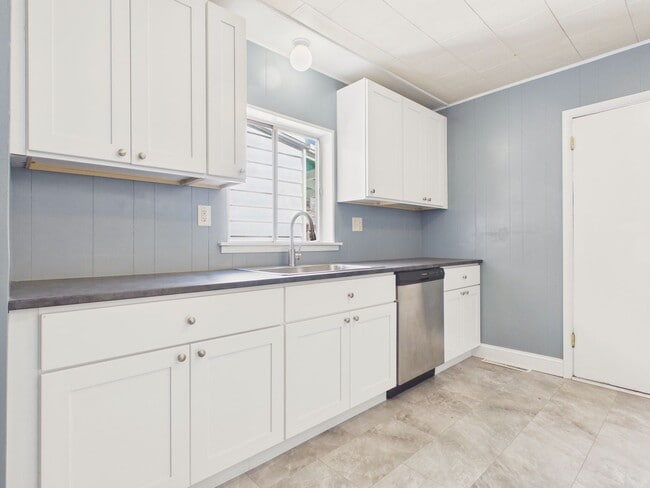 Photo - Large 4 Bedroom Single Family on Reily St.