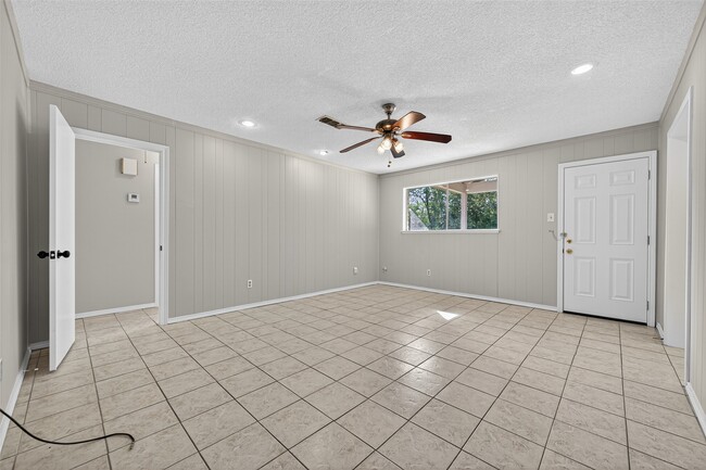 Building Photo - 7230 Oak Village Dr