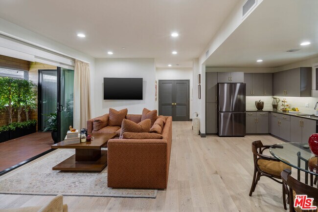 Building Photo - 118 Orlando Ave Unit 202