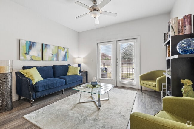 1BR, 1BA - 663SF - Living Room - Greenpoint Urban Living
