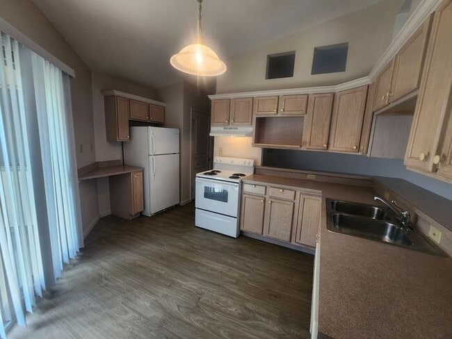 Building Photo - 2 Bedroom Duplex - *Pets Welcome!