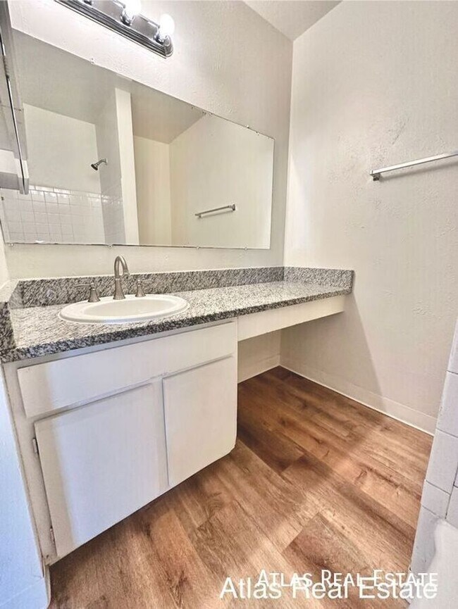 Building Photo - 303 University Dr Unit 4 Rental