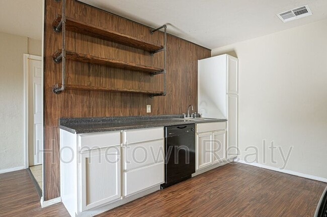 Photo - 135.5 E Himes St