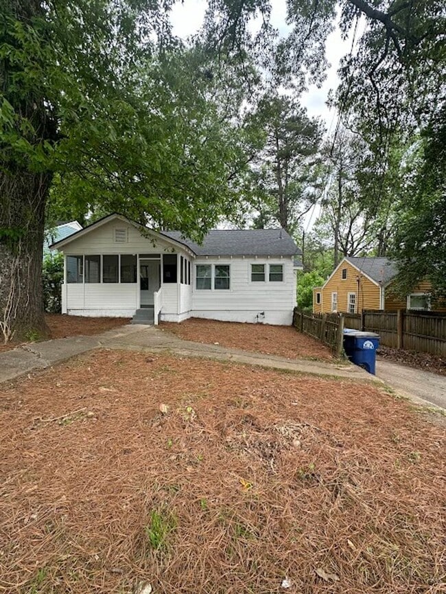 Building Photo - 3 bed 2 bath in Atlanta!