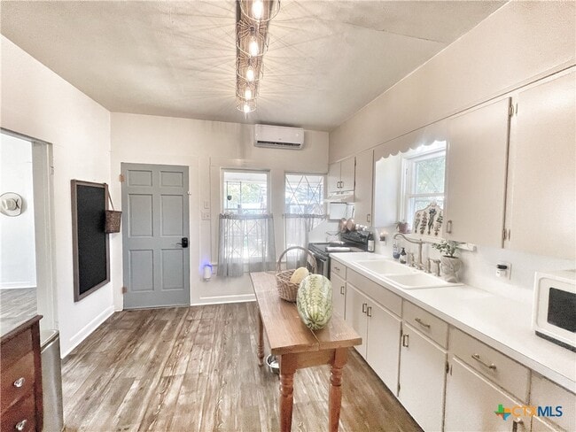 Photo - 1015 Zunker St