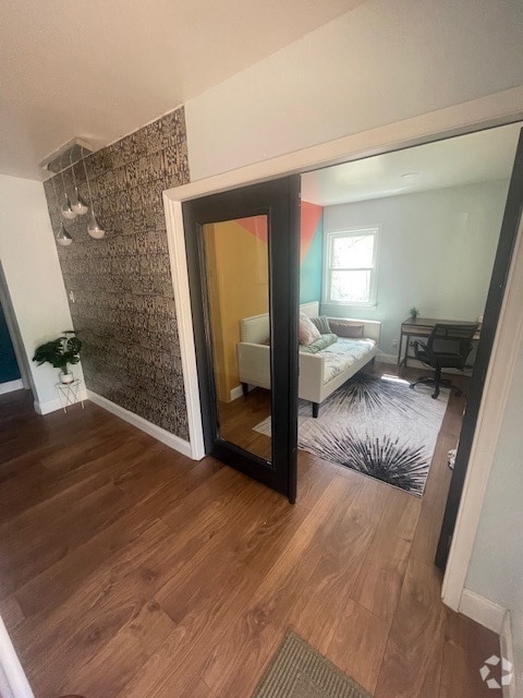 Building Photo - Fully Renovated 5 Beds Home in South Park ...