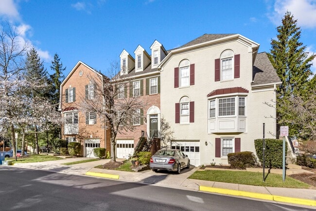 Building Photo - 8015 Merry Oaks Ln