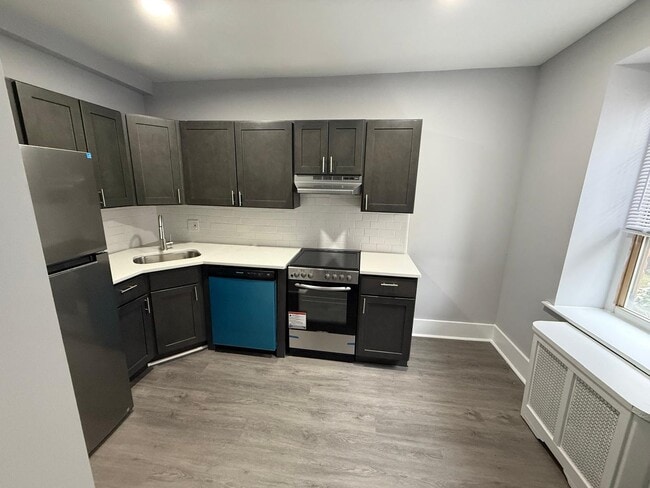 Building Photo - 215 W Walnut Ln