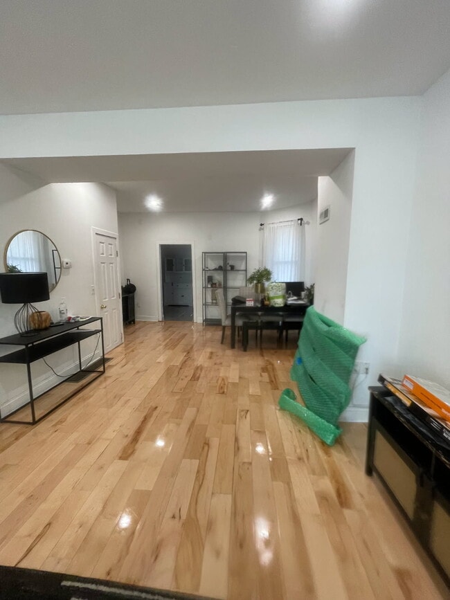 Building Photo - 5759 Larchwood Ave Rental