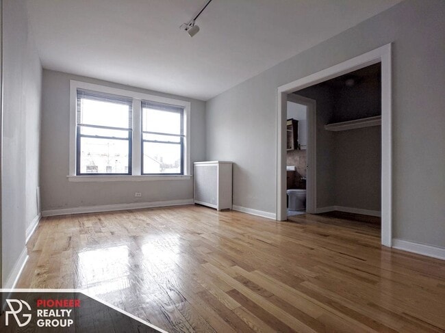 Building Photo - 739 W Belmont Ave Unit 507