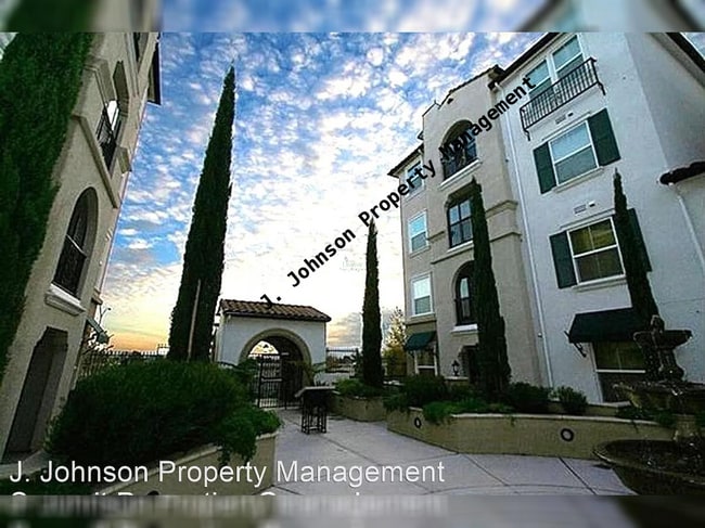 Building Photo - 2 bedroom 2 bath condo Unit 429